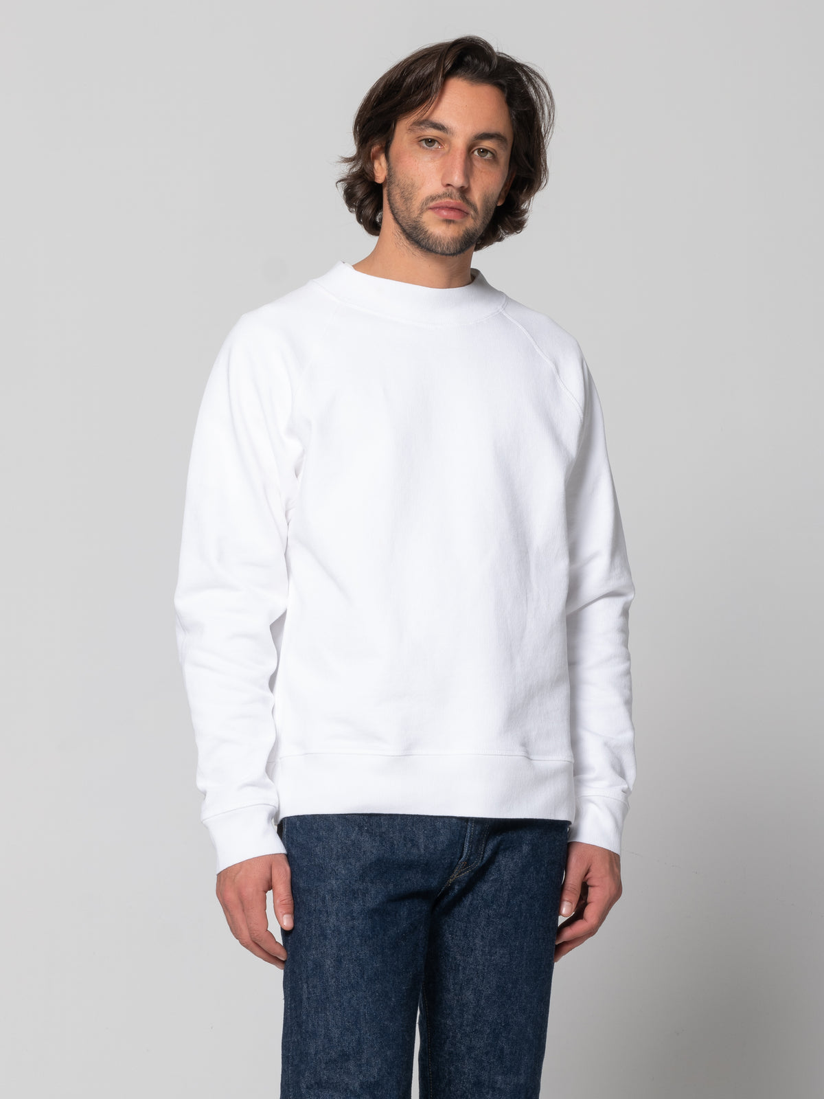 Sweatshirt en coton brut épais. Emmanchure raglan. Coupe ample.  Fabriqué au Portugal.  100% Coton.