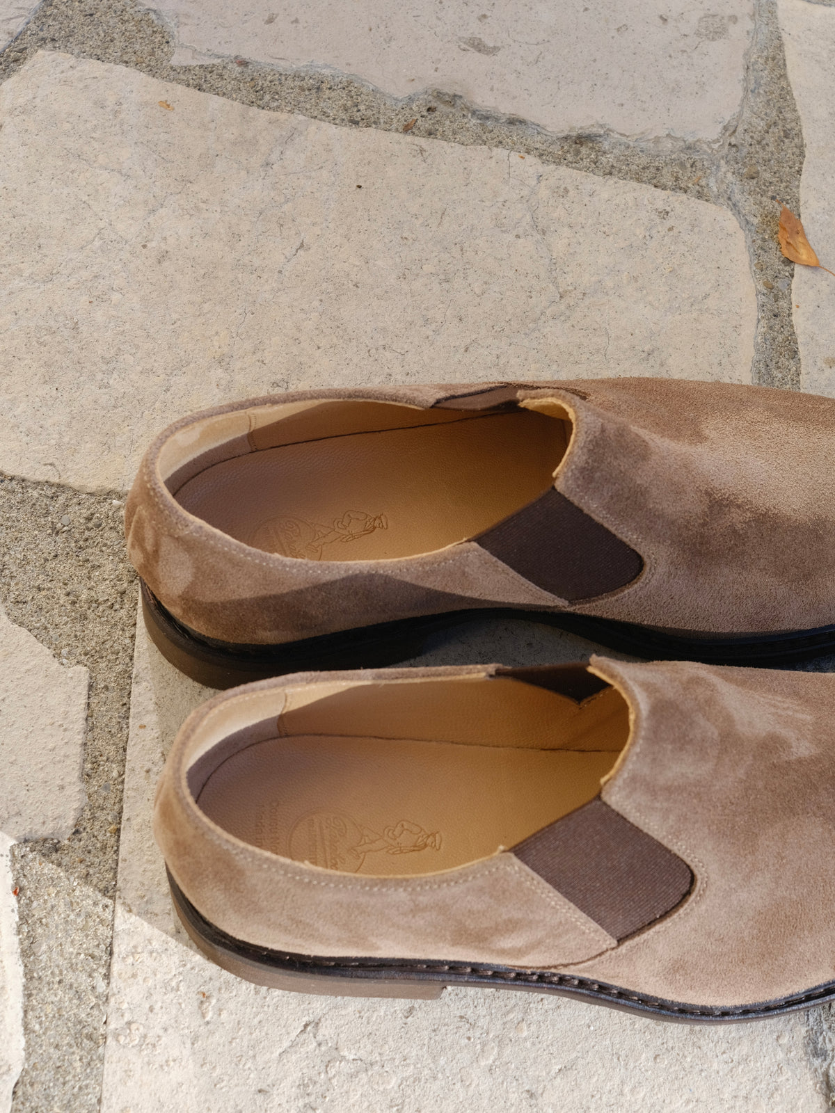 Atom, Stone Suede