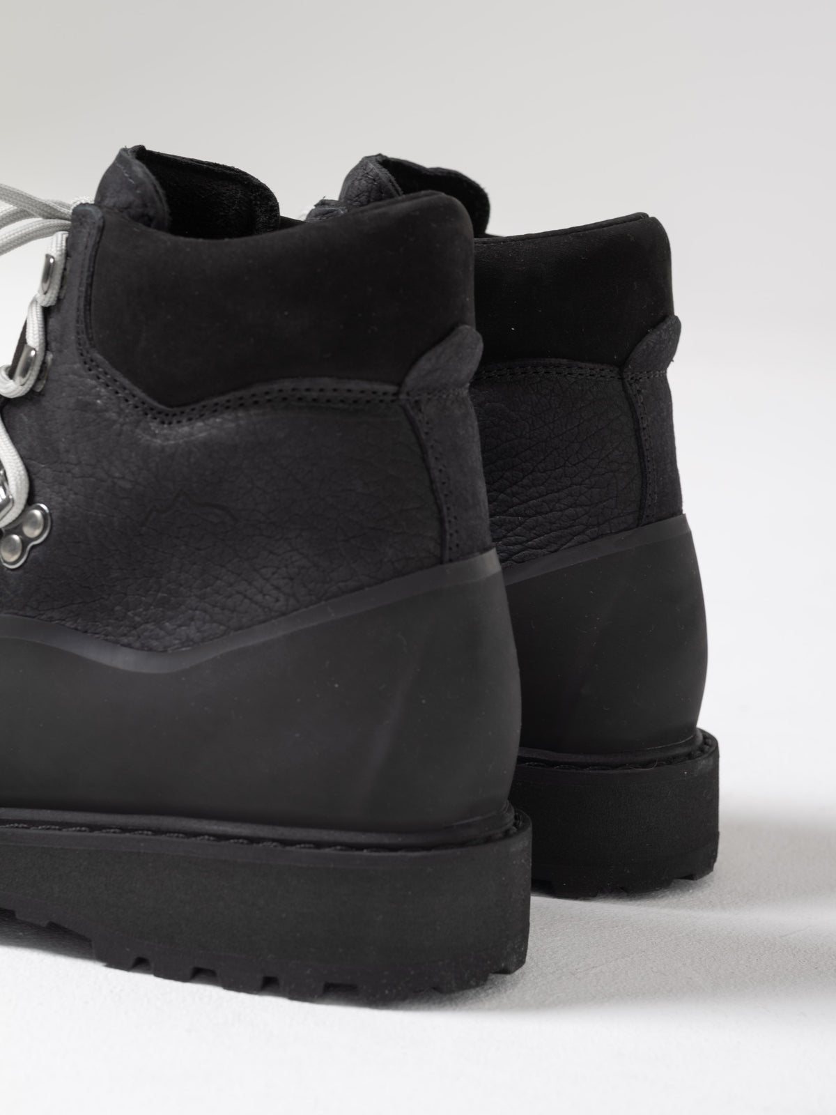 Roccia Vet Gomma, Noir