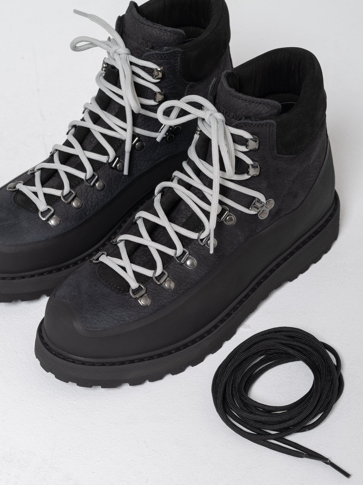 Roccia Vet Gomma, Noir