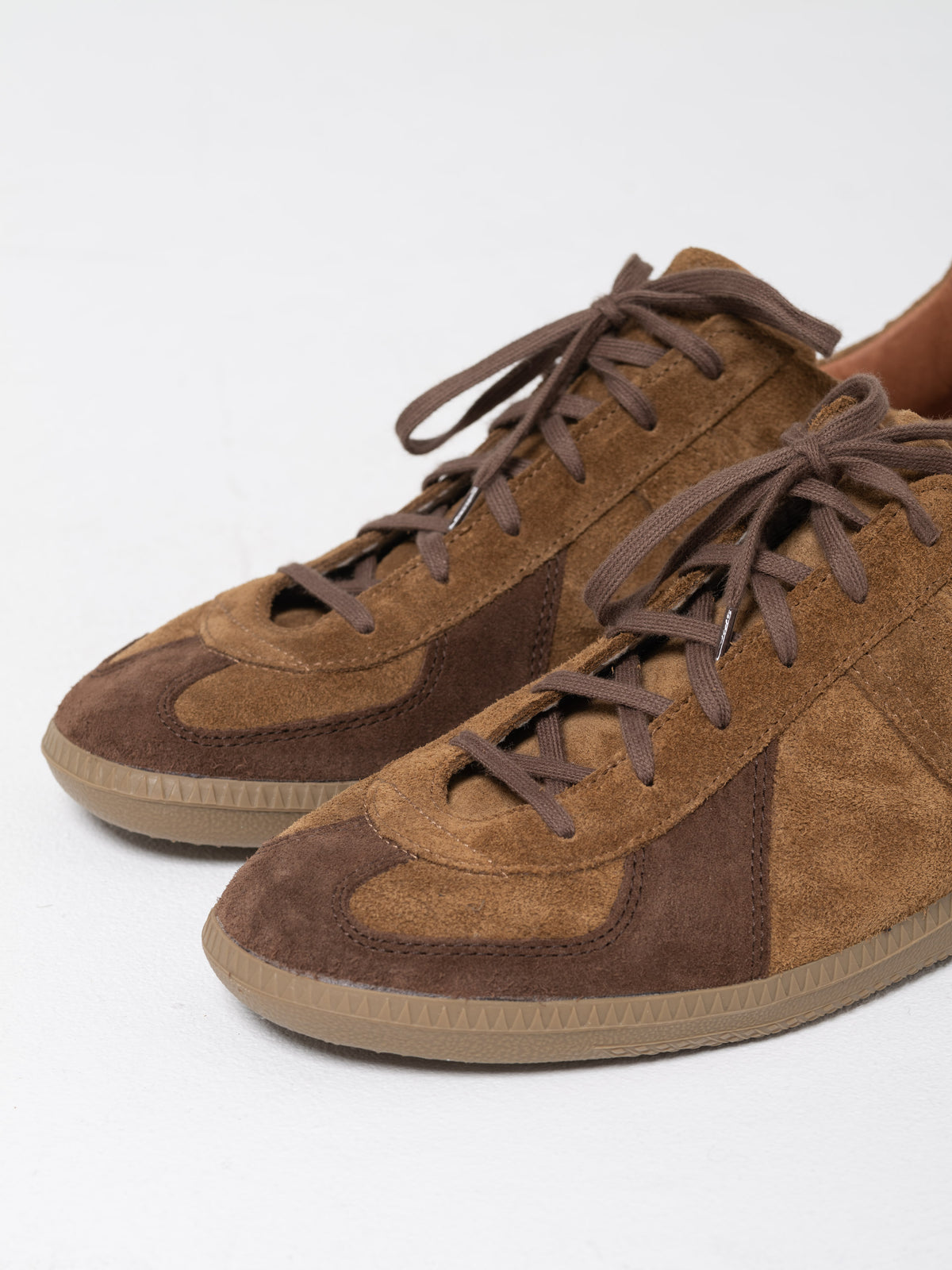 German Army Trainer Suède, Tabac