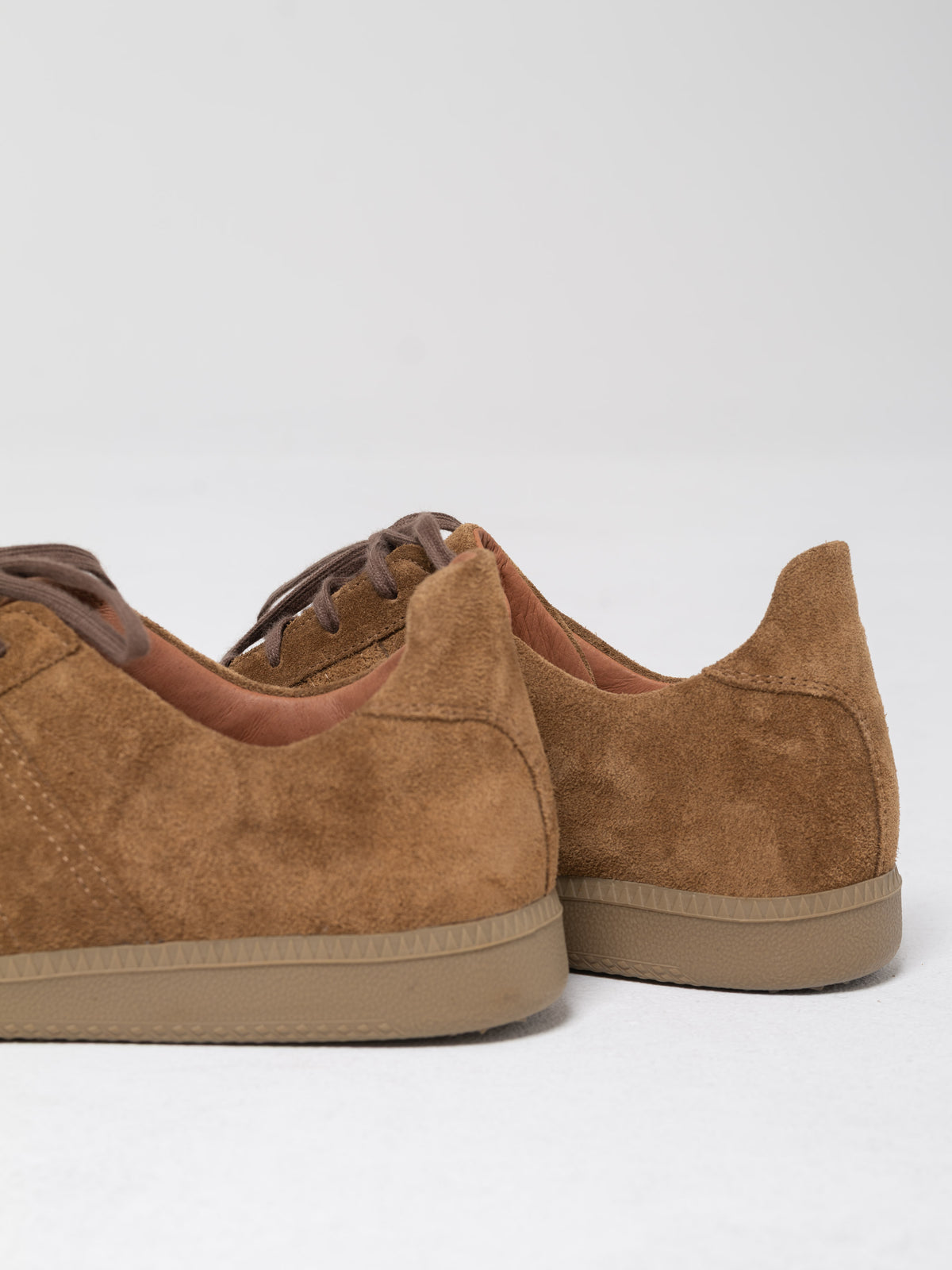 German Army Trainer Suède, Tabac