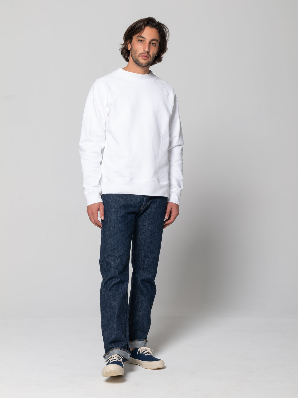 Sweatshirt en coton brut épais. Emmanchure raglan. Coupe ample.  Fabriqué au Portugal.  100% Coton.
